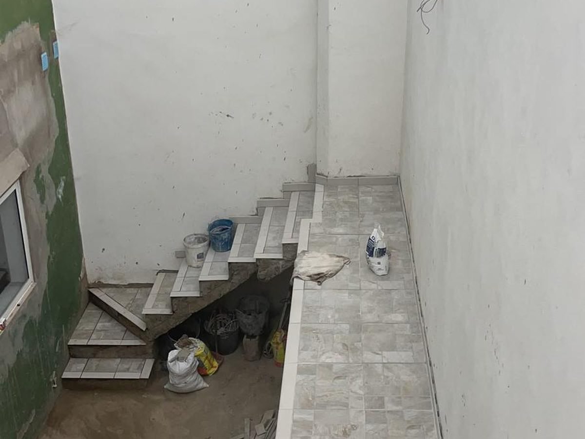 Patio y peldaños solados con gres claro y terminados en el sur de Tenerife
